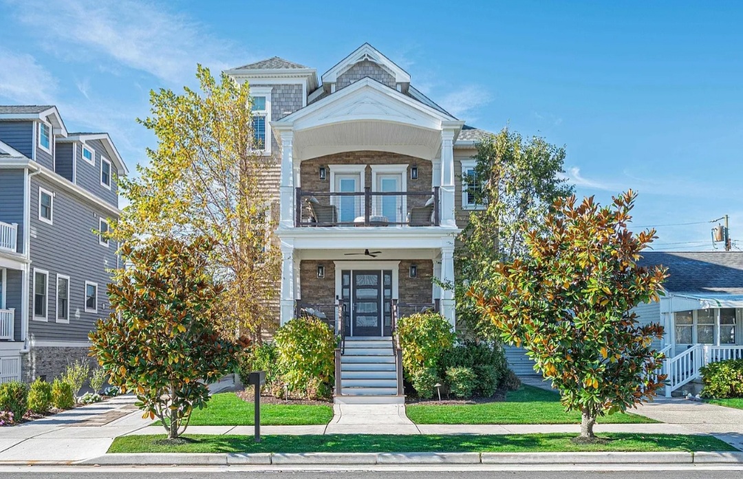 SPACIOUS PRIMARY SUITE